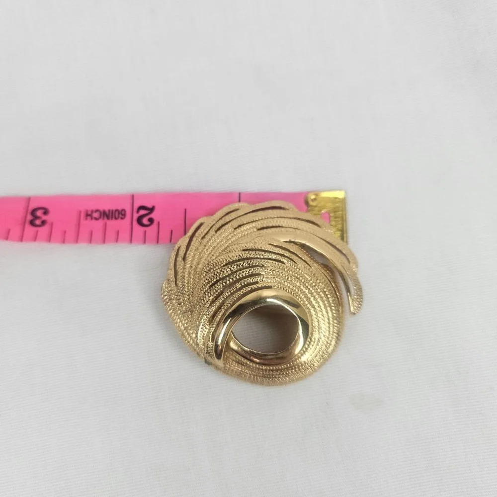 Monet Vintage Gold Tone Swirl Brooch Pin EUC 1.5